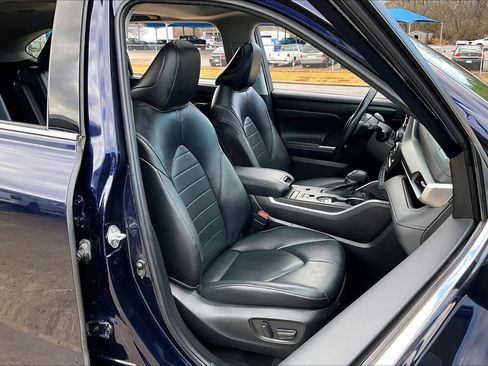 Used 2022 Toyota Highlander XLE image 8