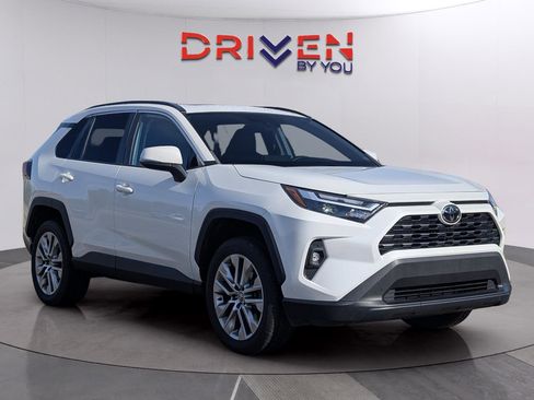 Used 2022 Toyota RAV4 XLE Premium image 7