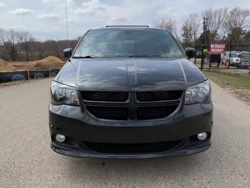 Used 2019 Dodge Grand Caravan GT image 3