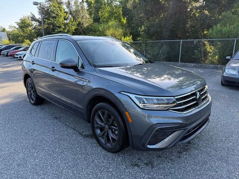 Used 2023 Volkswagen Tiguan SE FWD image 3