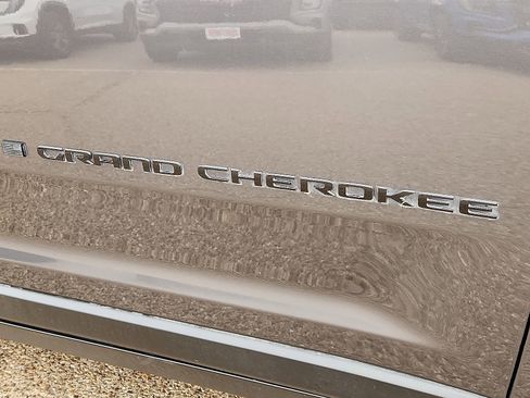 Used 2024 Jeep Grand Cherokee Limited w/ Black Appearance Package image 8