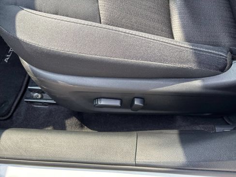 Used 2025 Nissan Altima 2.5 SV FWD image 22