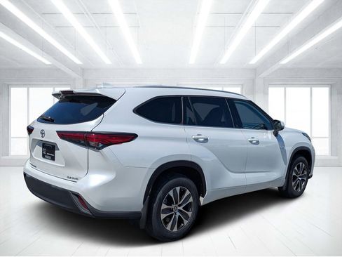 Used 2022 Toyota Highlander XLE AWD/4WD image 3