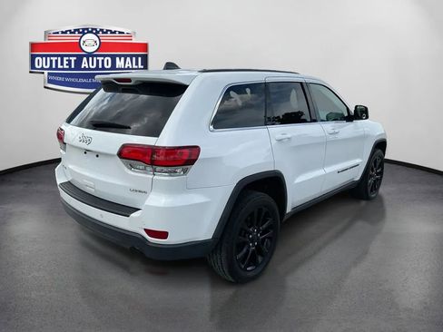 Used 2022 Jeep Grand Cherokee Laredo E AWD/4WD image 3
