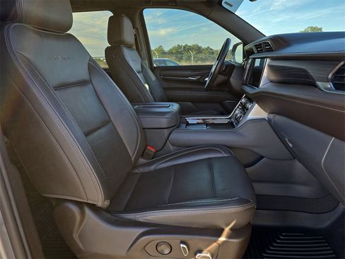 Used 2022 GMC Yukon XL Denali w/ Denali Premium Package image 10