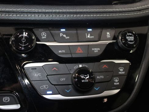 Used 2025 Chrysler Pacifica Limited FWD image 31