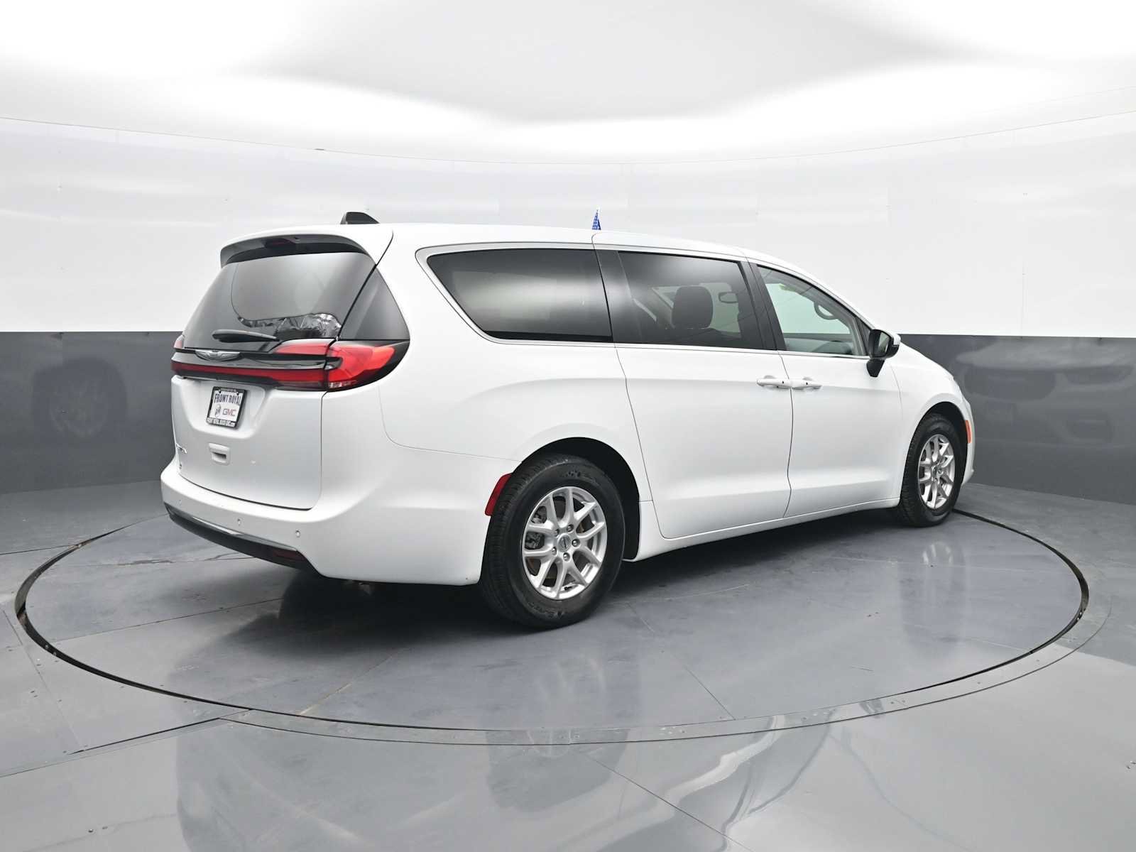 Used 2023 Chrysler Pacifica Touring-L FWD image 8
