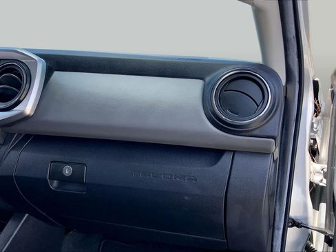 Used 2022 Toyota Tacoma SR5 RWD image 18