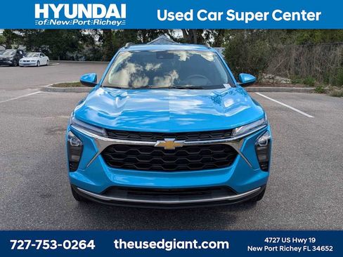 Used 2025 Chevrolet Trax LT FWD image 8