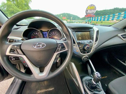 Used 2016 Hyundai Veloster FWD image 21