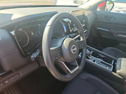 Used 2024 Nissan Pathfinder SV FWD image 2