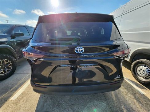 Used 2023 Toyota Sienna LE FWD image 5