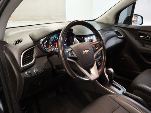 Used 2020 Chevrolet Trax LT w/ Sun & Sound Package image 7