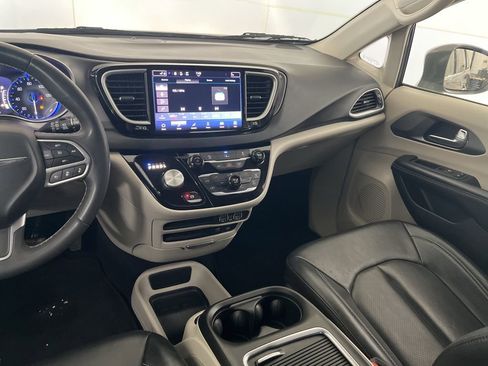 Used 2022 Chrysler Pacifica Touring-L image 34