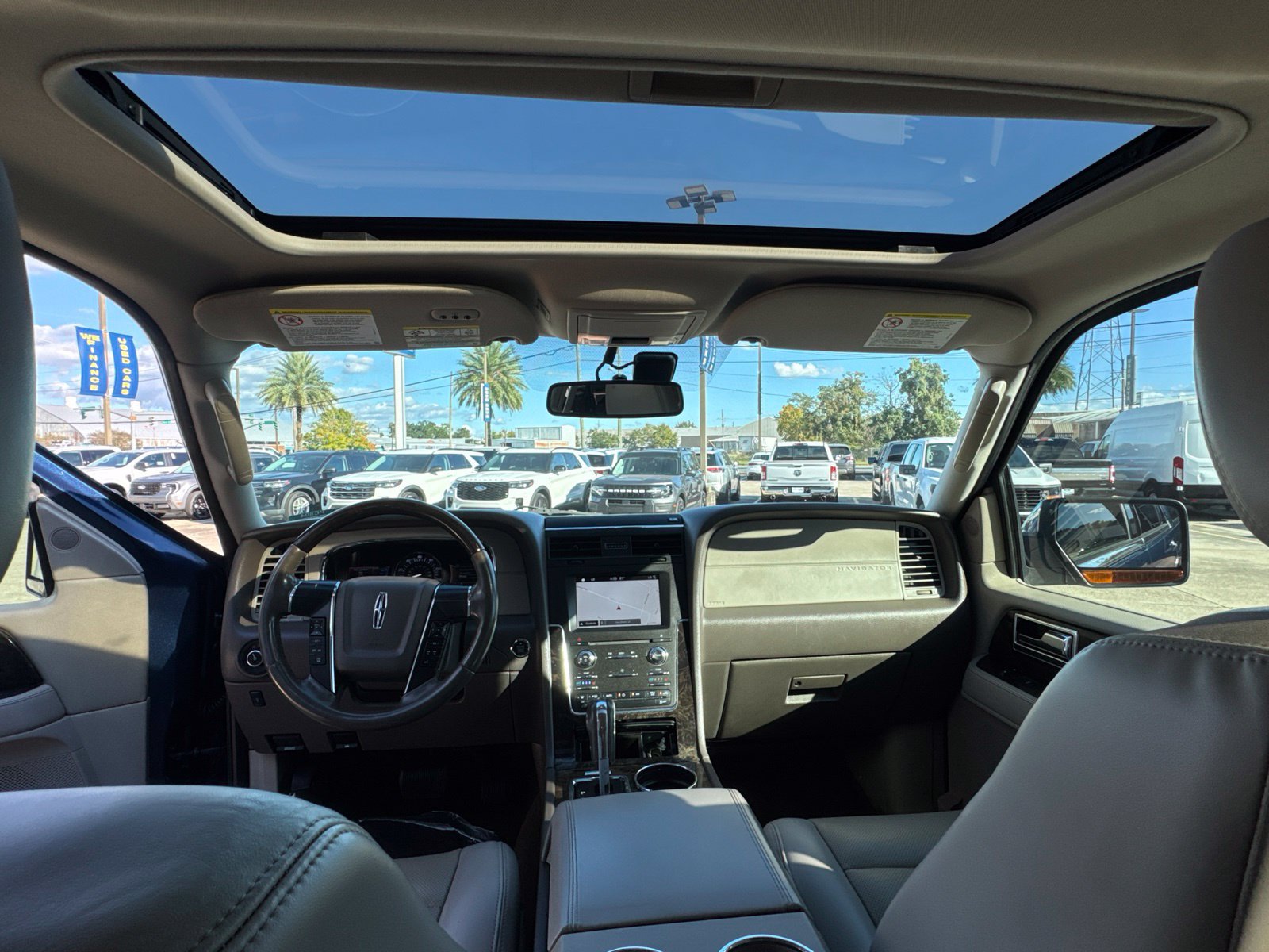 Used 2017 Lincoln Navigator Select RWD image 31