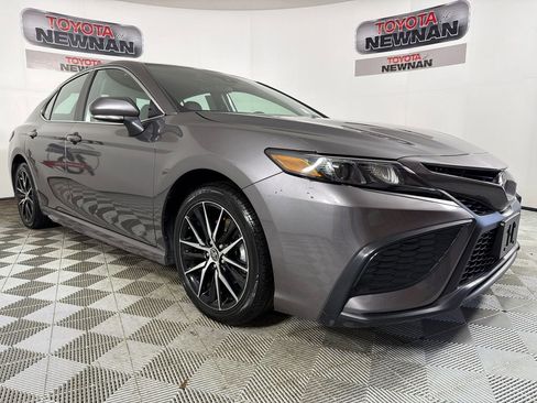 Used 2024 Toyota Camry SE image 1