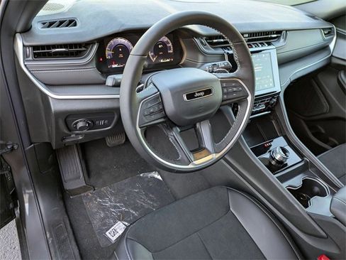 New 2025 Jeep Grand Cherokee Altitude image 10