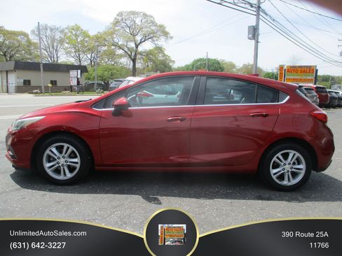 Used 2017 Chevrolet Cruze LT w/ Convenience Package FWD image 2