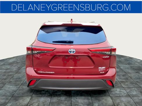 Used 2021 Toyota Highlander XLE AWD/4WD image 4