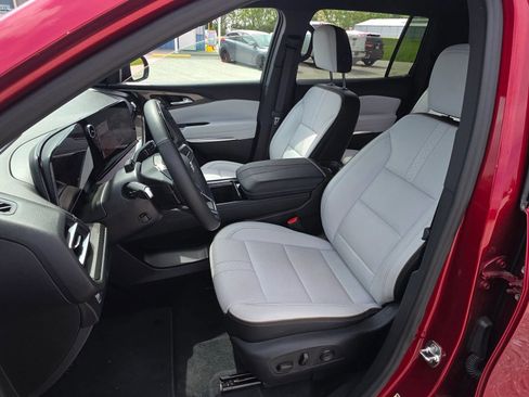 Used 2024 Chevrolet Traverse RS FWD image 9