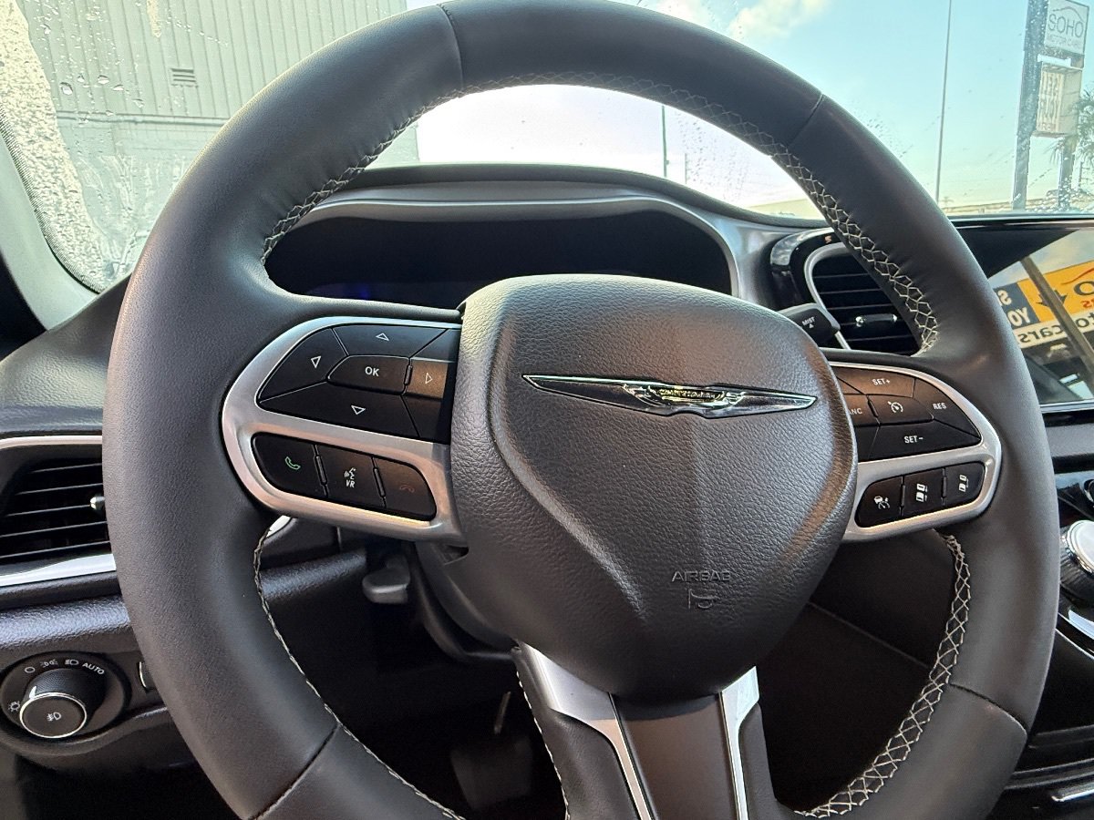 Used 2025 Chrysler Pacifica Select FWD image 25