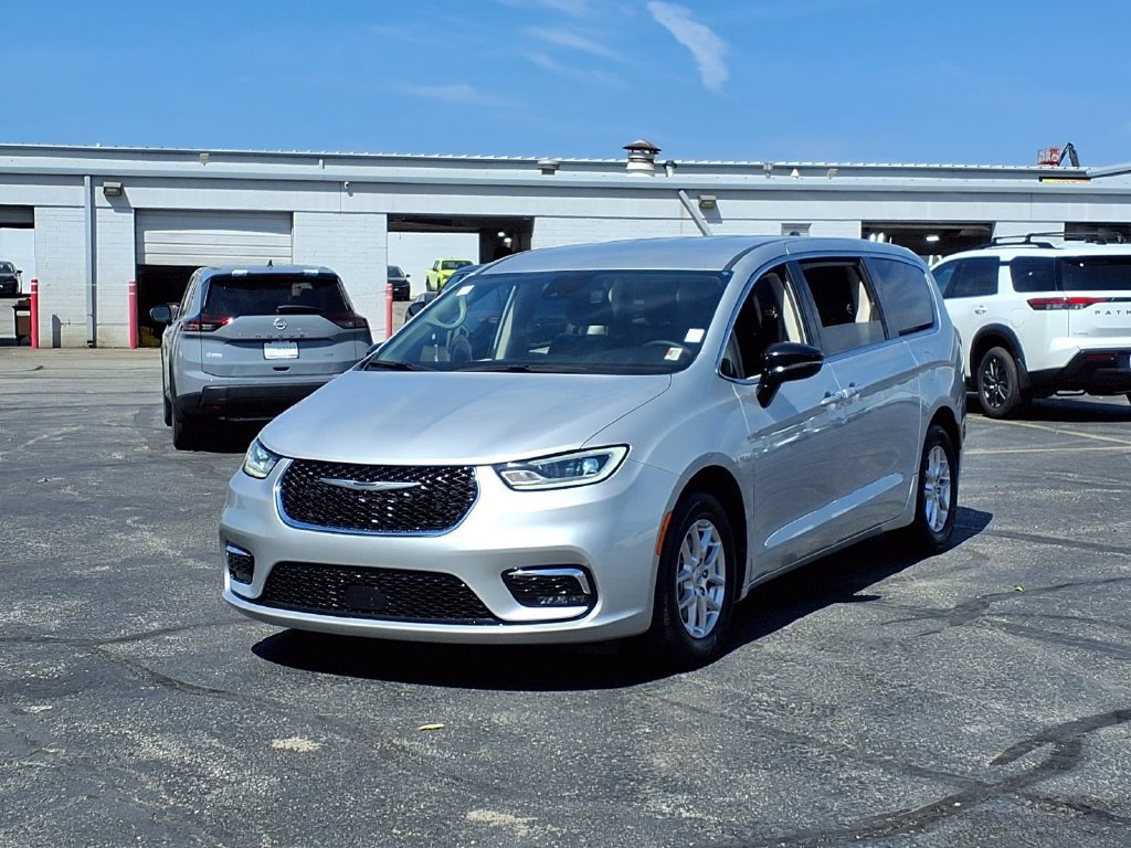 Used 2024 Chrysler Pacifica Touring-L FWD image 2
