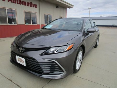 Used 2023 Toyota Camry LE image 3