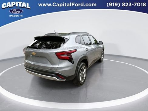 Used 2025 Chevrolet Trax LT w/ LT Convenience Package FWD image 8