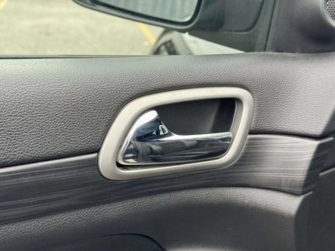 Used 2019 Jeep Grand Cherokee Altitude AWD/4WD image 23