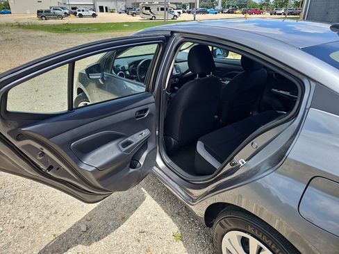 Used 2025 Nissan Versa S FWD image 11