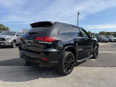 Used 2017 Jeep Grand Cherokee Altitude AWD/4WD image 6