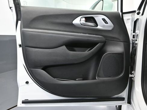 Used 2022 Chrysler Pacifica Touring-L w/ Uconnect Theater Family Group image 22