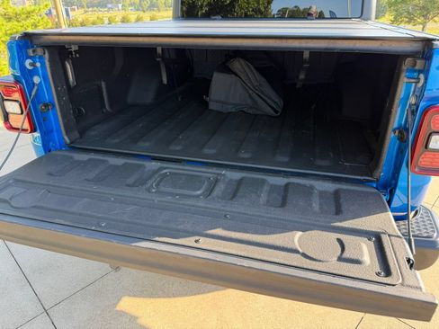 Used 2024 Jeep Gladiator Mojave AWD/4WD image 11