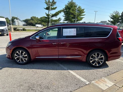 Used 2017 Chrysler Pacifica Limited w/ UConnect Theater Package FWD image 9