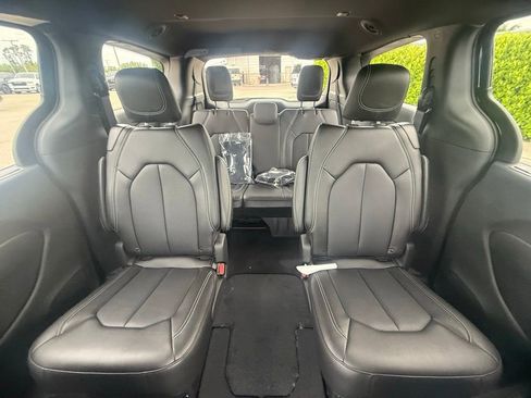 New 2026 Chrysler Pacifica Select image 24