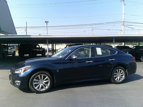 Used 2018 INFINITI Q70 Luxe w/ Cargo Package AWD/4WD image 2