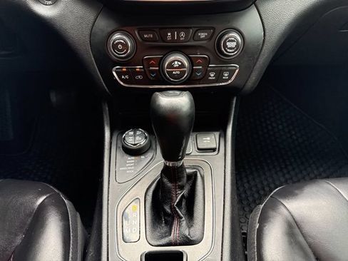 Used 2021 Jeep Cherokee Trailhawk AWD/4WD image 16