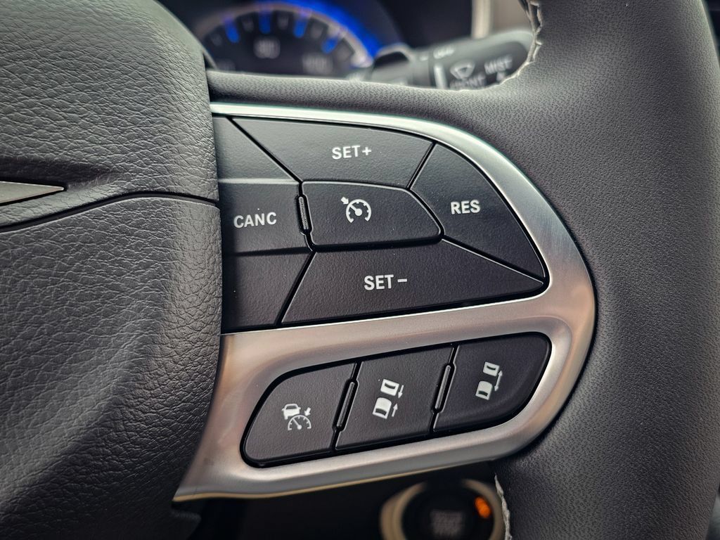 New 2027 Chrysler Pacifica Select AWD/4WD image 21