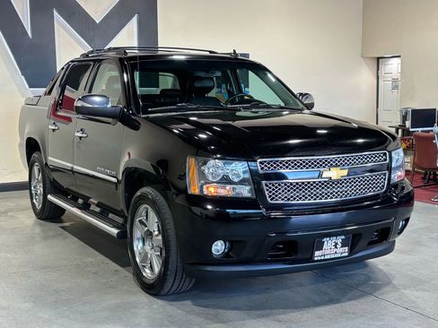 Used 2013 Chevrolet Avalanche LTZ image 3