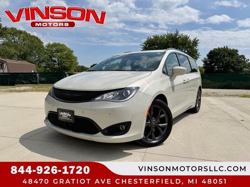 Used 2020 Chrysler Pacifica Touring-L w/ Advanced Safetytec Group FWD image 1