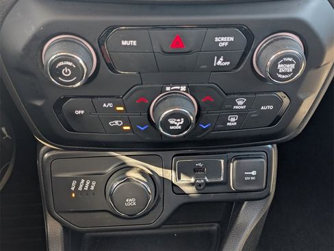 Used 2023 Jeep Renegade Latitude image 22