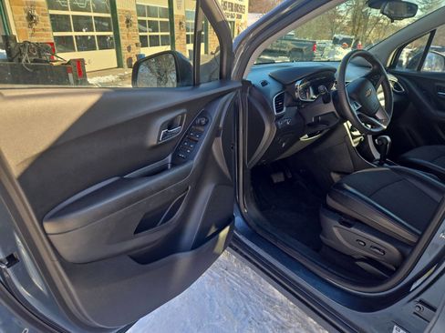 Used 2021 Chevrolet Trax LT w/ Driver Confidence Package image 8