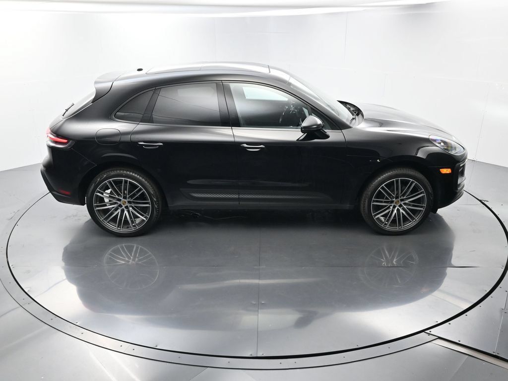Certified 2025 Porsche Macan AWD/4WD image 40