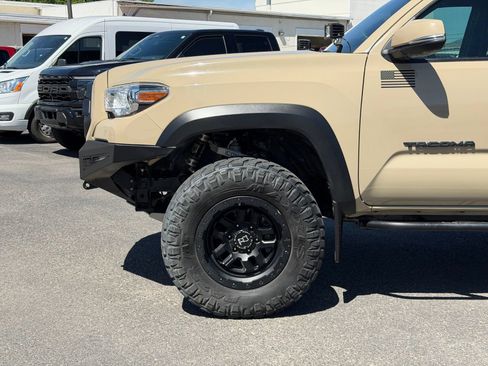 Used 2019 Toyota Tacoma TRD Off-Road AWD/4WD image 9