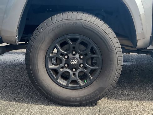Used 2021 Toyota Tacoma SR5 RWD image 5
