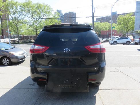 Used 2018 Toyota Sienna LE FWD image 9