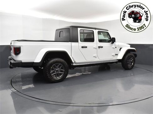New 2025 Jeep Gladiator Sport image 3
