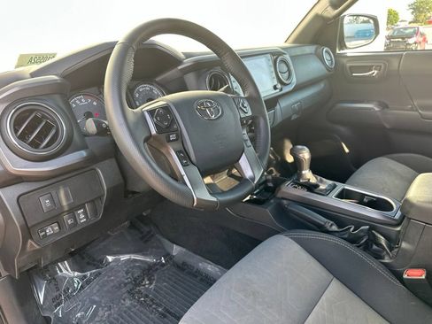 Used 2020 Toyota Tacoma TRD Sport w/ Technology Package AWD/4WD image 15