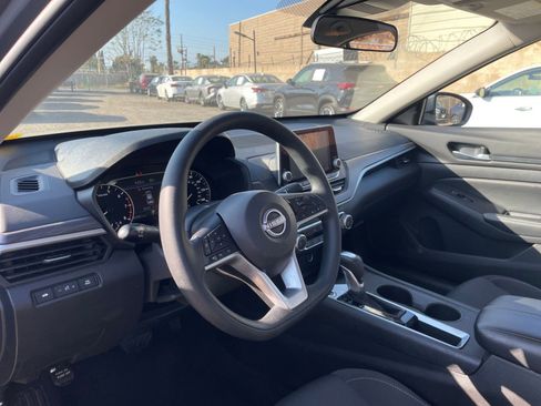 Used 2025 Nissan Altima 2.5 SV FWD image 35