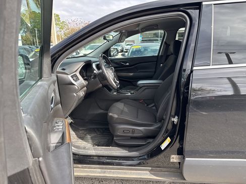 Used 2018 GMC Acadia SLE image 2